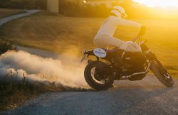 Deus Ex Machina x Unidad Garaje