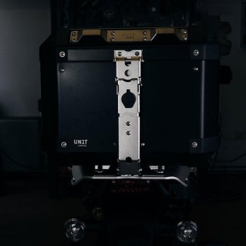 Baúl de aluminio Atlas 36L + portaequipajes trasero con asas para pasajero