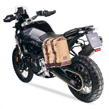 Alforja Scram en Lona 22L-30L + BMW F900GS Bastidor izquierdo