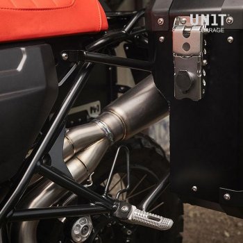 Bolsa de aluminio Atlas 34L en el lado del silenciador