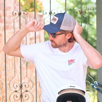 Gorra Trucker Box con logo azul de Unitgarage