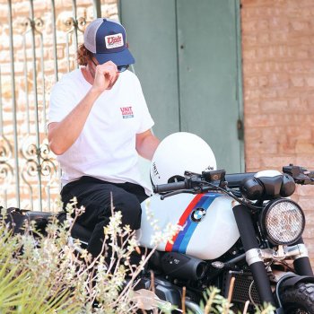Gorra Trucker Box con logo azul de Unitgarage
