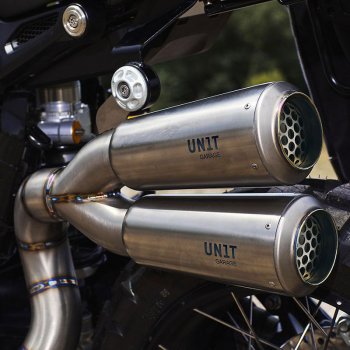 Titanium Scrambler doble alto silenciador con soldadura visible