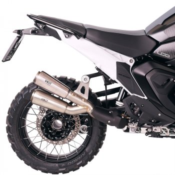 Escape doble estilo GP para BMW R1300GS en titanio