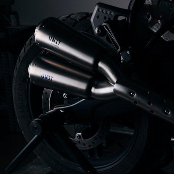 Doble silenciador bajo de titanio con soldadura visible