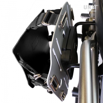 Portabolsa de aluminio con frontal de cuero ajustable, enganche rápido y marco